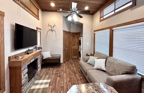 Lindale Cabina | Cozy cabin on the edge of the woods yet close to downtown Lindale.