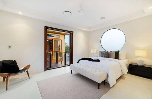 Broadbeach Waters Villa | Harmonious waterfront
