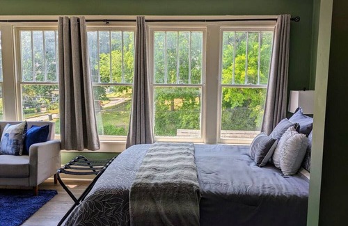 Davenport Casa | ~Eclectic~Modern Davenport Suite