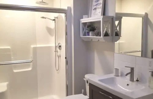 Central Okanagan Apartamento | Modern Clean 1 Bed Suite - Lakes / Bicycle Trails & Wineries