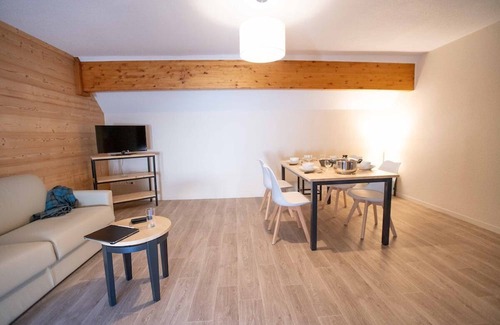 Saint-Colomban-des-Villards Casa | Idyllic Family Retreat: Spacious Apartments with Pool, Sauna & Outdoor Fun
