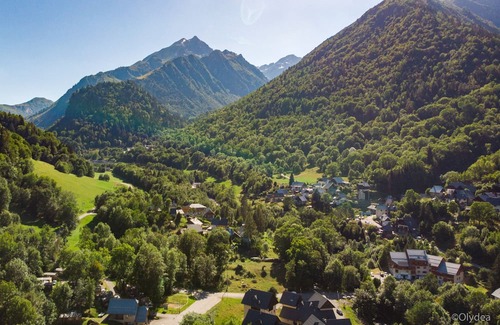 Saint-Colomban-des-Villards Casa | Idyllic Family Retreat: Spacious Apartments with Pool, Sauna & Outdoor Fun