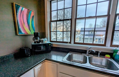 Eastern Vermont Casa | Escape to Lion Rentals: Unwind with Irie Vibes & Vermont Chill