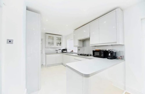Purley Casa | 5BR Family Home Close to Parks and City Links