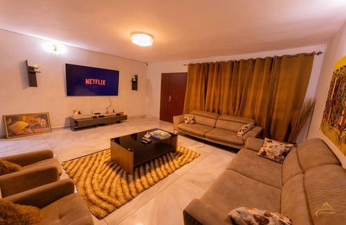 Tesano Villa | 15 minutes from the airport. very spacious and serene environment.