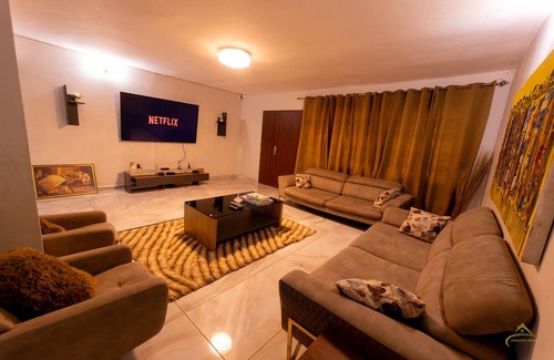 Tesano Villa | 15 minutes from the airport. very spacious and serene environment.