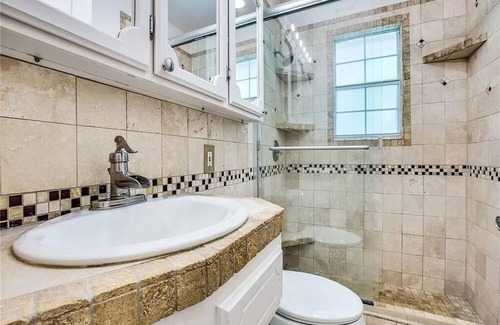 Farmers Branch Casa | Sunny & Spacious Perfectly Located Home in Lovely Farmers Branch