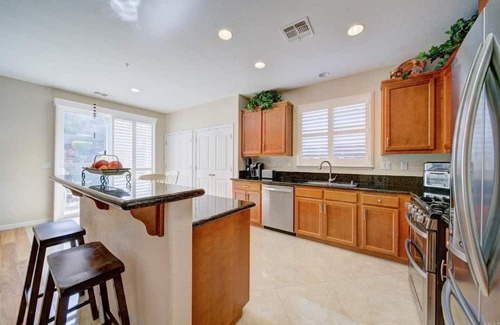 Pittsburg Casa | Private room in a house at Bay point CA . 5 min drive to BART and Safeway.