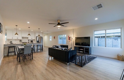 Coronado Casa | Phoenix Haven: Chic City Living in Tranquility