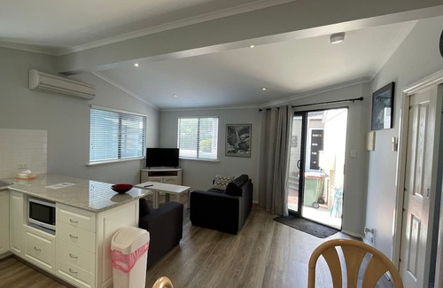 Broadwater Cabina | Budgie Smuggler - Cabin 96 GBHP