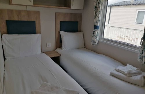 Dymchurch Casa | Ruby retreat - 2 bedroom with decking (D/F)