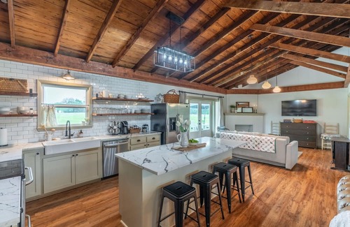 Greenville Cabaña | Family Farmhouse Situated on 6 acres