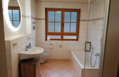 Stegen Apartamento | Farmhouse 'Ferienwohnung Kuhgeflüster' with Mountain View, Private Terrace and Wi-Fi