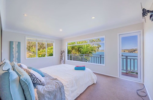 Arkles Bay Casa | Go to beach from your own track
