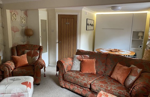 Bridgnorth Cabaña | Little Orchard Stables is a Hot Tub getaway in beautiful Shropshire countryside
