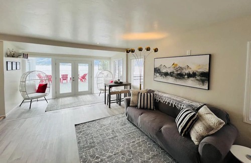 Lake Elsinore Casa | Peaceful Paradise Lake House / 7 bed / 12 guest