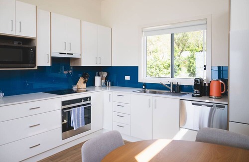 Lake Macquarie City Council Cabaña | Welcome to Blue Bungalow, a 2 bedroom cottage with waterfront access.
