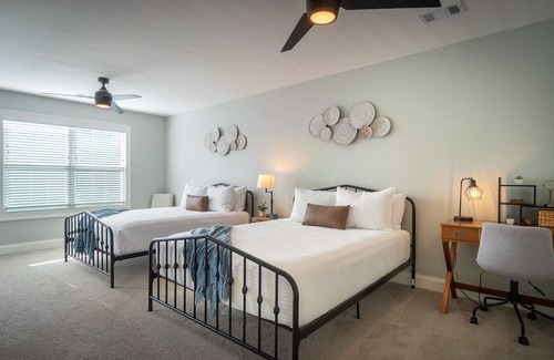 Helen Casa | Gorgeous Modern Farmhouse w/ Hot Tub & Pool Table
