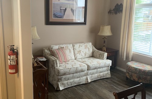 Port Hardy Apartamento | Crazy Crow B & B , Private deck, short walk to ocean, near restaurants /shopping