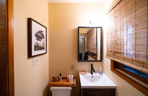 Zigzag Cabina | Barlow Hideaway - Riverfront Cabin with Hot Tub