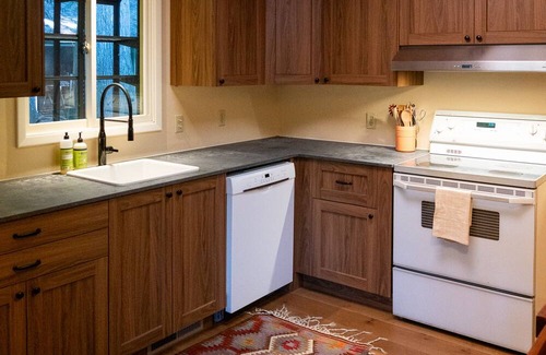 Zigzag Cabina | Barlow Hideaway - Riverfront Cabin with Hot Tub