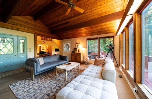Zigzag Cabina | Barlow Hideaway - Riverfront Cabin with Hot Tub