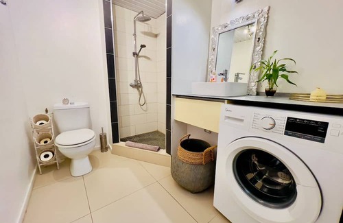 Tahiti Apartamento | Cozy apartment steps away from the beach, supermarket, and bakery.