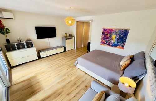 Tahiti Apartamento | Cozy apartment steps away from the beach, supermarket, and bakery.