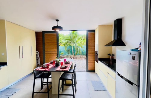 Tahiti Apartamento | Cozy apartment steps away from the beach, supermarket, and bakery.