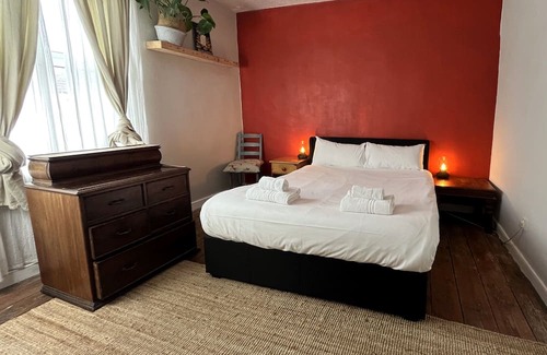 Easton Casa | Cottage Hideaway in Bristol with Garden