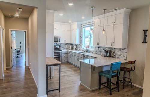 Enumclaw Apartamento | Modern 1 Bedroom Attached Apartment with separate driveway and entrance.