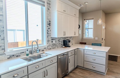 Enumclaw Apartamento | Modern 1 Bedroom Attached Apartment with separate driveway and entrance.