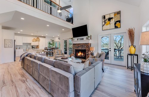Hartwell Casa | The Elm Cottage - Amazing Lakehouse