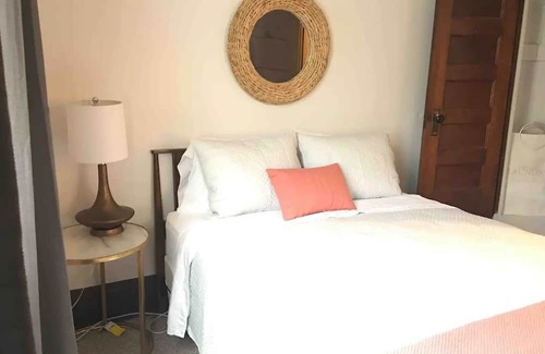 Boone Apartamento | Mid Century Apartment in Downtown Boone