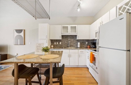 Mill District Apartamento | CozySuites Mill District, pool, gym # 01