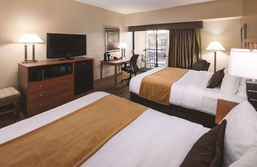 South Loop Casa | Adventure & Relaxation: Stylish Rooms with Pool & Fitness Center