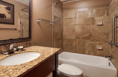 South Loop Casa | Adventure & Relaxation: Stylish Rooms with Pool & Fitness Center