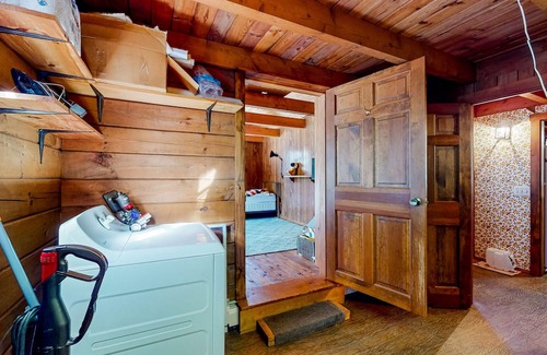 Corea Casa | Dog-friendly coastal retreat with stunning ocean views, wood stove, & large deck