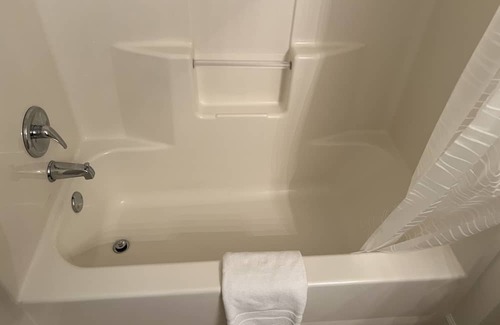 Troy Apartamento | T-R-O-Y location! 2 bed 2 bath!