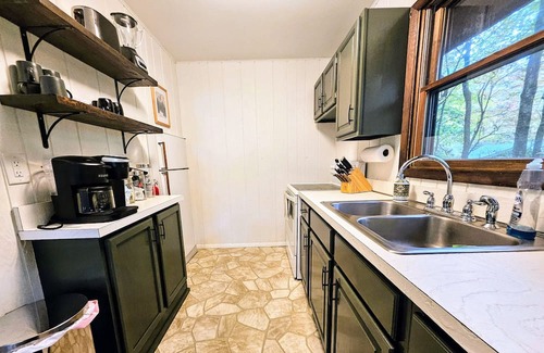 Lake Harmony Estates Casa | Harmony on the Rocks by AvantStay | Spacious Deck, Game Room, Fire Pit