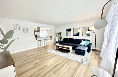 Hanover Park Casa | Beautiful Ranch, close to train station, fully fenced yard
