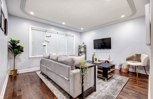 Saint-Leonard Casa | Modern 3 Bedrooms Lacordaire Suite!