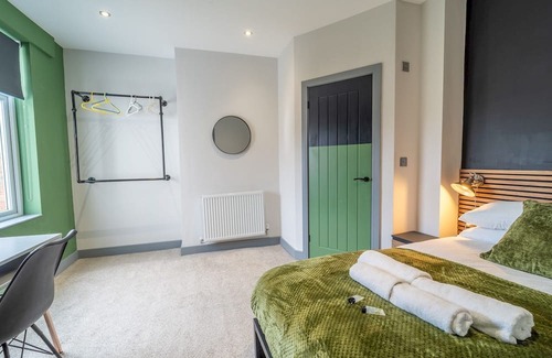 Beeston Apartamento | Modern work Retreat with Dedicated Workspace | Pass the Keys