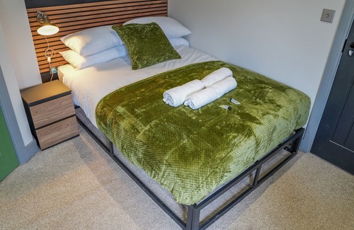 Beeston Apartamento | Modern work Retreat with Dedicated Workspace | Pass the Keys