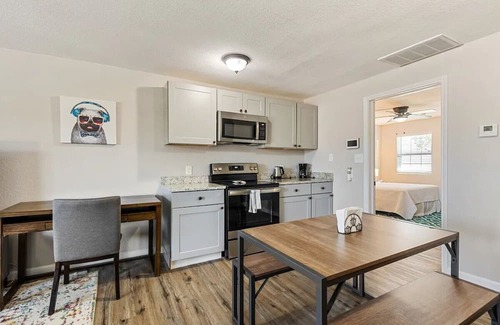 Cedar Crest Apartamento | Modern & Cozy 1BR haven-near Bishop Arts District