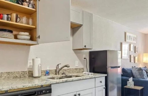 Cedar Crest Apartamento | Modern & Cozy 1BR haven-near Bishop Arts District