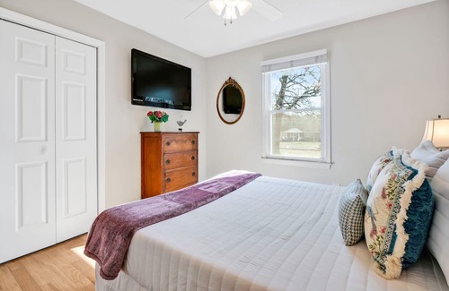 Myrtle Grove Casa | Golden Retreat 3Br/2Bath near Carolina Beach and parks!