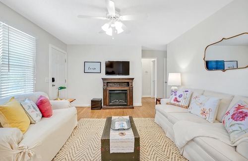 Myrtle Grove Casa | Golden Retreat 3Br/2Bath near Carolina Beach and parks!