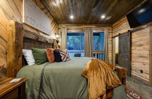 Pickens Cabina | I Cross My Heart, Honeymoon Cabin, EV Outlet