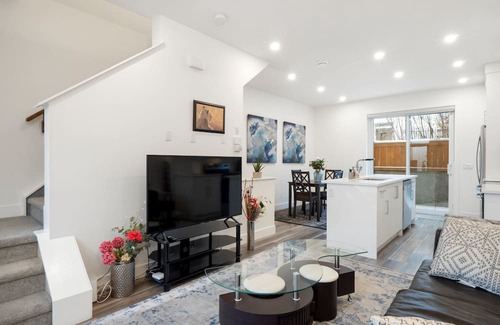 Bridgeland Casa | Discover Luxury With King Bed and Free Parking in Bridgeland